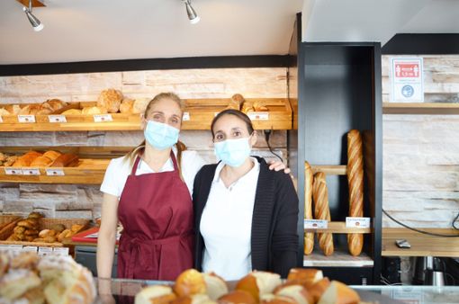 Die Schwestern Zerif  (links) und Michaela Mansuroglu führen seit Mittwoch den Lebensmittelladen mit Bäckerei in Hochemmingen, die Hochemminger sind froh darüber.Foto: Kaletta Foto: Schwarzwälder Bote