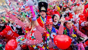 Tausende Jecken und Narren feiern den Karnevalsbeginn