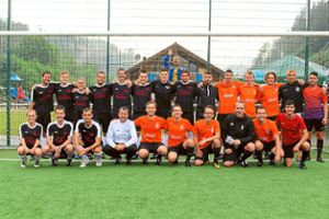 Das Team Club der Sauen (in schwarzen Triokts) unterlag Dynamo Tresen (orangene Trikots) im Finale um den Huzenbacher Dorfpokal. Foto: Haag Foto: Schwarzwälder Bote