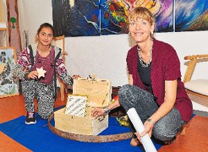 Die Lehrerin Monika Wenger und Schülerin Serra Yilmaz  stellendas Projekt vor. Foto: Wenger Foto: Schwarzwälder-Bote