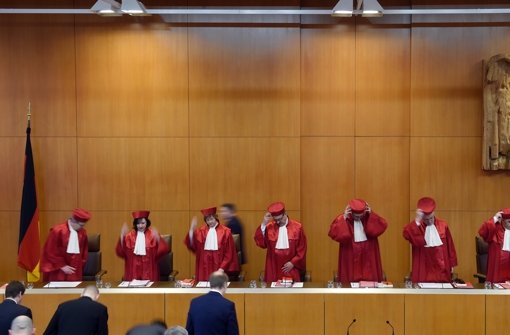 Die Richter des Bundesverfassungsgerichts (BVerfG) in Karlsruhe verlangen im NPD-Verbotsverfahren mehr Beweise. (Archivfoto) Foto: dpa