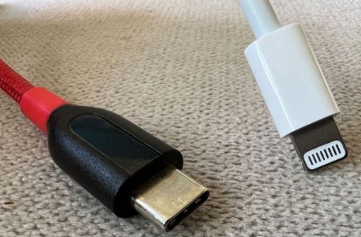 Der USB-C-Anschluss (links) soll Standard werden, Apples Lightning-Anschluss (rechts)  und auch das Micro-USB-Kabel sollen ab Mitte 2024 in der EU Geschichte sein. Foto: dpa/Christoph Dernbach