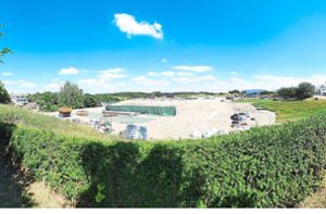 Blick Mitte Juli 2022 vom Bösinger Friedhof ins Gewerbegebiet Pfarrbrühl. Hier wurde das Gelände aufgefüllt. Foto: Pfannes
