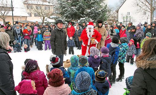 Höhepunkt für die Kinder: Der  Nikolaus kam mit der Pferdekutsche angefahren  und verteilte seine Geschenke.  Fotos: Ade Foto: Schwarzwälder-Bote