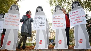Protest vor Landtag in Stuttgart mit Lehrerinnen aus Pappe