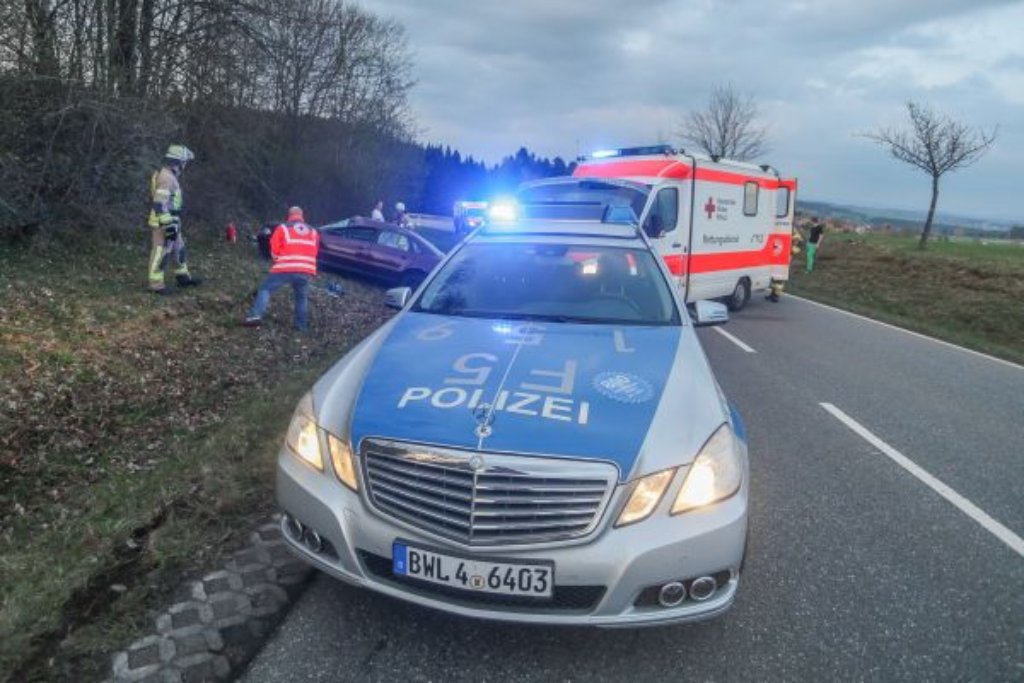 Am Dienstag ist ein 78-Jähriger bei einem Unfall auf der L 351 zwischen Ettmannsweiler und Überberg lebensgefährlich verletzt worden. Zwei weitere Personen kamen mit leichten Blessuren davon. (Symbolfoto) Foto: Eich