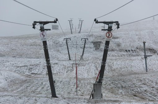 Nun also doch: Baden-Württembergs höchster Gipfel, der Feldberg, liegt unter einer Schneeschicht. Zum Skifahren reicht es aber nicht, sagte ein Meteorologe des Deutschen Wetterdienstes (DWD) am Freitag. Foto: Patrick Seeger/dpa