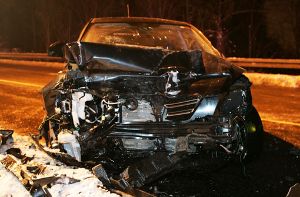 Der zertrümmerte Peugeot des Unfallverursachers.  Foto: Torsten Rothe