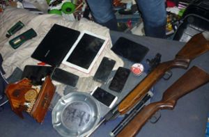 Bei der Durchsuchung wurden unter anderem Waffen, Handys und Tablets sichergestellt. Foto: Polizeipräsidium Konstanz