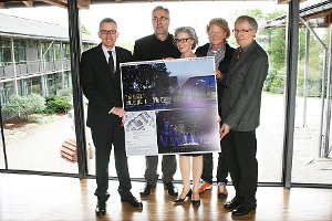 Landrat Sven Hinterseh (von links), Gerold Müller, Carmen Mundorff, Joachim Müller und Eberhard Krause zeigen ein Foto von den Donauhallen, die prämiert wurden. Foto: Schück