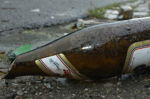 Mit einer Bierflasche hat ein Unbekannter die Eingangstür einer Apotheke beschädigt. Foto: AP