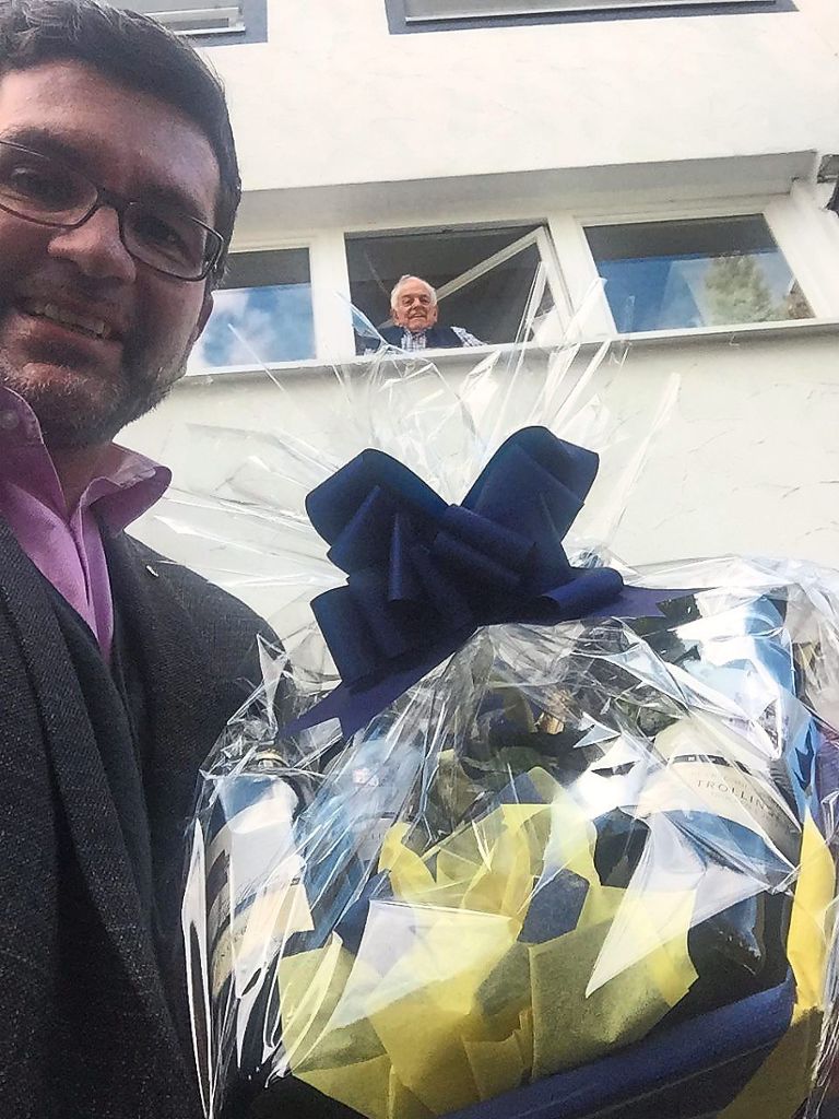 Nette Geste zu Corona-Zeiten: FDP-Chef Niko Reith stattet Adolf Huchler zum Geburtstag einen Fensterbesuch ab.Foto: FDP