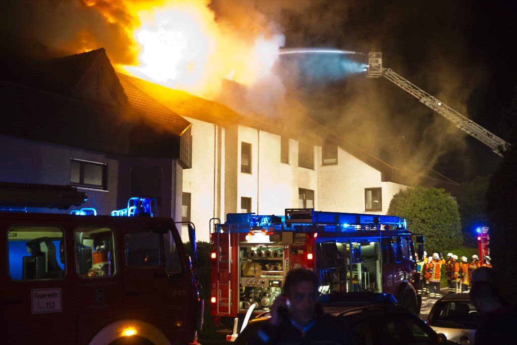 Rund eine Stunde dauerte es, bis die Feuerwehr den brennenden Dachstuhl in Backnang gelöscht hatte.