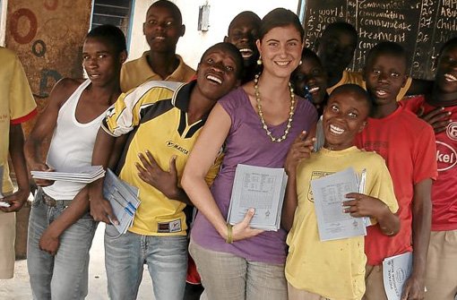 Mittendrin: Jennifer Frei aus Löffingen mit Kinder in der Schule in Uganda.  Foto: Privat