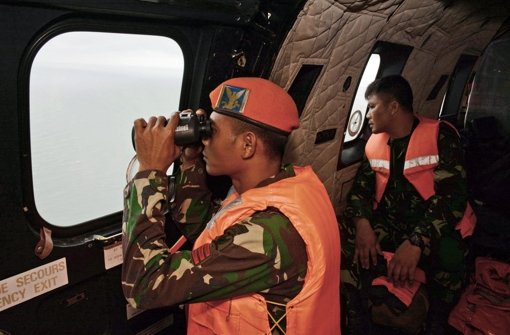 Retter suchen nach den Flugschreibern der abgestürzten Air Asia-Maschine. Sie sollen aufklären, warum das Flugzeug mit 162 Menschen ins Meer stürzte. Foto: dpa