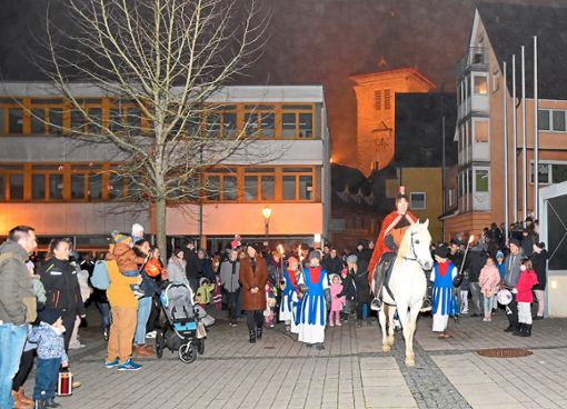 Paulus Kolb zieht als Heiliger Martin auf seinem Pferd die Zuschauer in seinen Bann. Foto: Wagner Foto: Schwarzwälder Bote