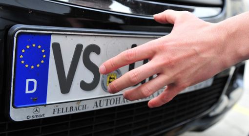 Die Diebe stahlen beide Kennzeichen eines Firmenautos. (Symbolfoto) Foto: Strobel/Obergfell