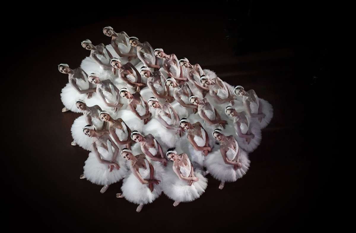Selbst klassische Ballettästhetik präsentierte John Cranko spannend wie einen Krimi. Unser Foto zeigt einen Blick aus dem Beleuchterraum auf „Schwanensee“. Foto: Roman Novitzky