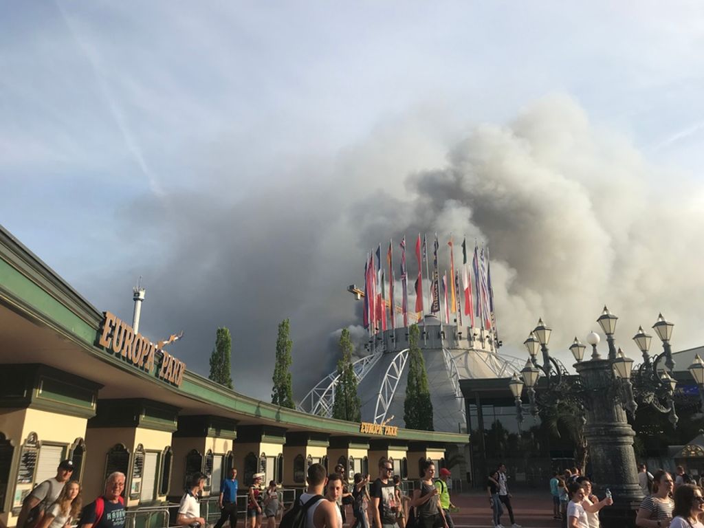 Eine meterhohe Rauchwolke war bei dem Brand zu sehen.