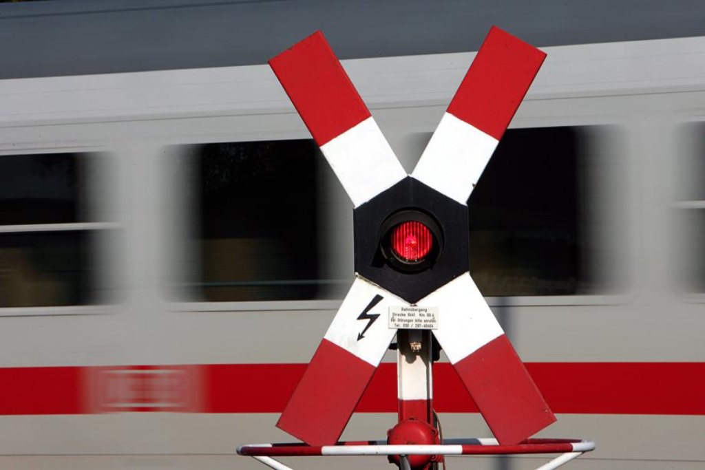 An einem Bahnübergang in Alpirsbach ist ein Autofahrer von einem Zug erfasst worden. (Symbolfoto) Foto: dpa