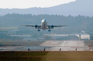 Ein Flugzeug startet auf dem Flughafen Zürich-Kloten: Profitiert vor allem die Schweiz von dem Abkommen? Foto: dpa