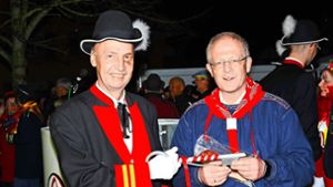 Es ist vollbracht: Speckmockelpräsident Günther Stritt und Bürgermeister Peter Schuster bei der Schlüsselübergabe. Foto: Hölsch