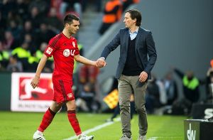 Leverkusens Emir Spahic (links) mit Trainer Roger Schmidt Foto: dpa