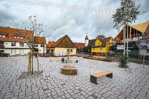 Die Ottenbronner sind stolz auf ihren  umgestalteten Dorfplatz.  Foto: Fritsch Foto: Schwarzwälder-Bote
