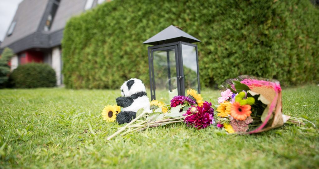 Blumen liegen nach dem Familiendrama mit drei Toten im September 2017 am Tatort. Die Nichte wie auch die Lebensgefährtin waren wohl in die Pläne eingeweiht.