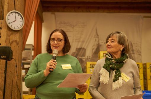 Dekanatsreferentin Nicole Uhde und Ursula Nagel eröffnen die 15. Vesperkirche – endlich wieder im Steinhaus, endlich wieder im Warmen! Foto: Lück