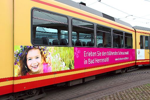 Eine S-Bahn trägt Werbung für die Gartenschau. Foto: Gartenschau Bad Herrenalb 2017
