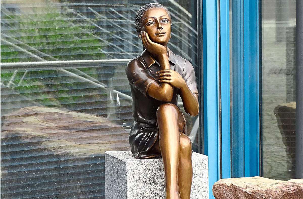 Hoffentlich sitzt Carola bald wieder auf der Stele vor der Volksbank in Pforzheim, wie auf diesem Bild zu sehen ist. Vandalen rissen die Bronzefigur aus ihrer Verankerung. Ein Passant brachte sie dann in Sicherheit. Foto: Stocker/Gemeinde Schömberg