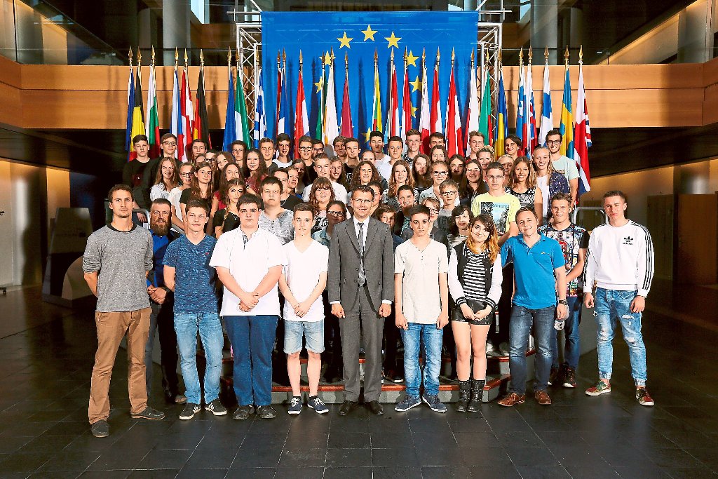 Die Gruppe mit dem Europaabgeordneten Daniel Caspary (vorne, Mitte) im Europäischen Parlament in Straßburg Foto: Cugnot Foto: Schwarzwälder-Bote