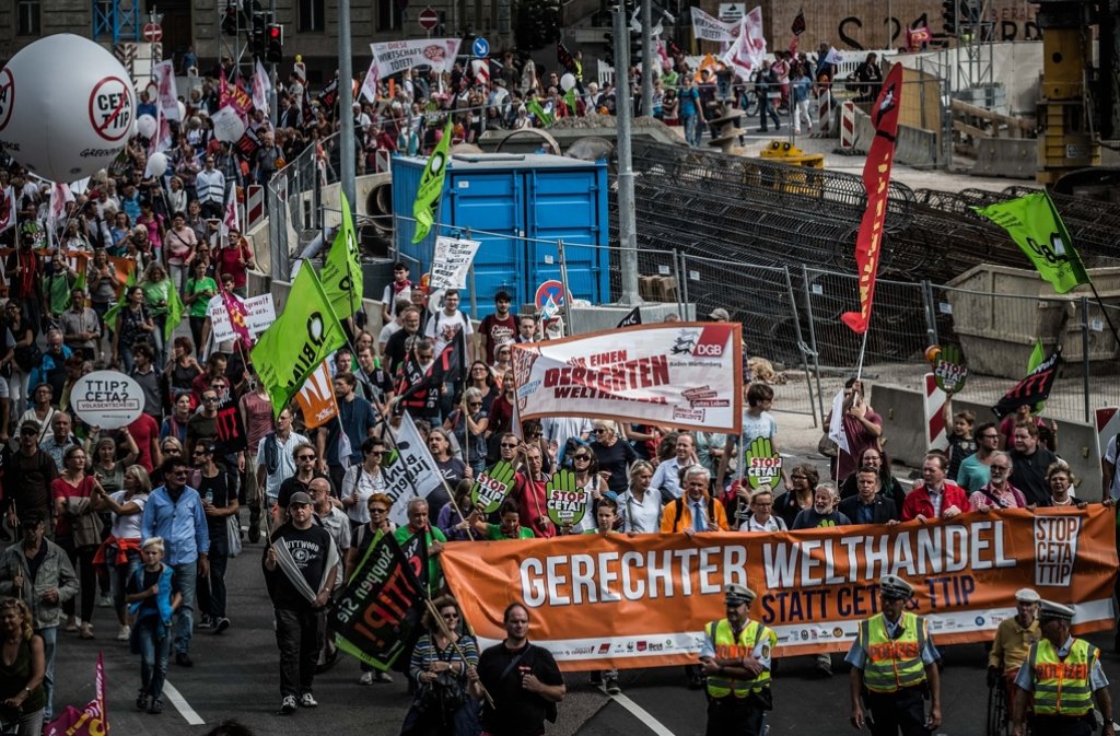 Gegner der Freihandelsabkommen strömten zu Zehntausenden auf die Straße. Foto: Lichtgut/Max Kovalenko