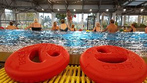 Bewegung im warmen Wasser tut gut: Gemeinsam wird bei einer Gruppe mit Hilfsmitteln wie den Aqua Discs Sport betrieben.  Foto: Klossek
