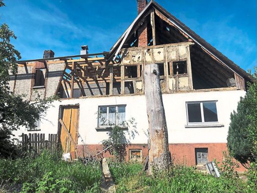 Mit  190 Jahren eines der ältesten Häuser in Winzeln fällt es nun.  Foto: Moosmann Foto: Schwarzwälder Bote