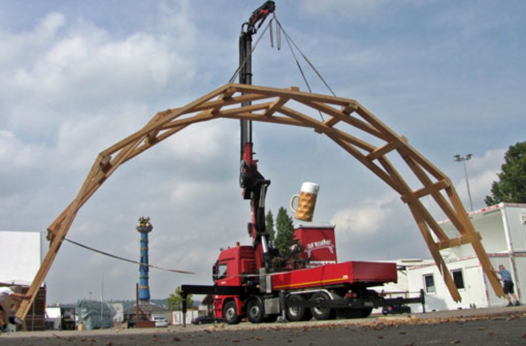 Die Leonardo-da-Vinci-Brücke führt vom Volksfest zum Gelände des Landwirtschaftlichen Hauptfests auf dem Cannstatter Wasen. Foto: in.Stuttgart
