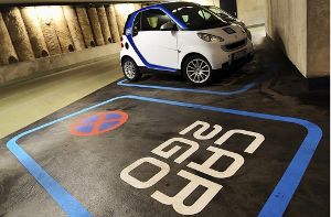Reservierter Stellplatz für einen Leih-Smart. Bald bietet Daimler weitere Parkdienste an. Foto: dpa