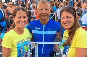 Endlich geschafft: Christian Schuh nach seinem ersten Ironman Hawaii im Ziel mit seiner Frau Nicole Callenbach (links) und Tochter Olivia Callenbach. Foto: Schuh 