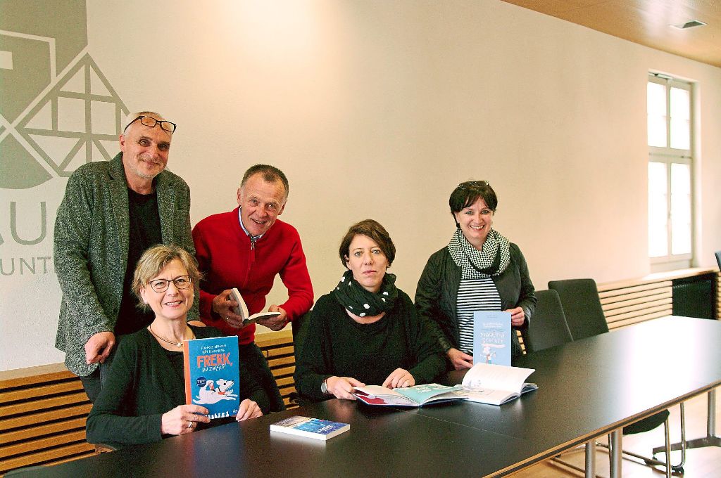 José F.A. Oliver (von links), Doris Sistiaga-Thumm, Hartmut Märtin, Ulrike Wörner und Ulrike Tippmann begrüßen die Wahl Finn-Ole Heinrichs zum ersten Preisträger des Leselenz-Literaturpreises.  Foto: Reinhard