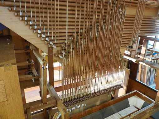 Für die Orgelreinigung sind die Tasten entfernt und das Innenleben des historischen Instruments freigelegt. Fotos: Jansen Foto: Schwarzwälder Bote