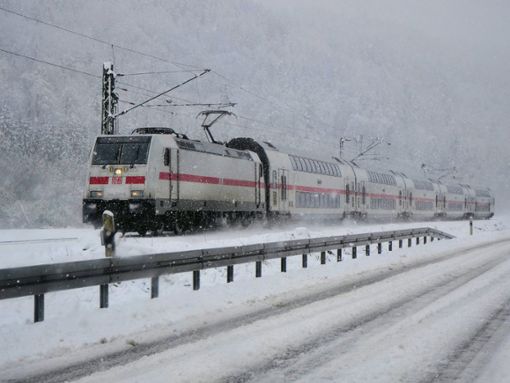 Ein IC2-Fernverkehrszug im Winter auf der Gäubahn - heute fahren sie nicht. (Archiv) Foto: Heidepriem