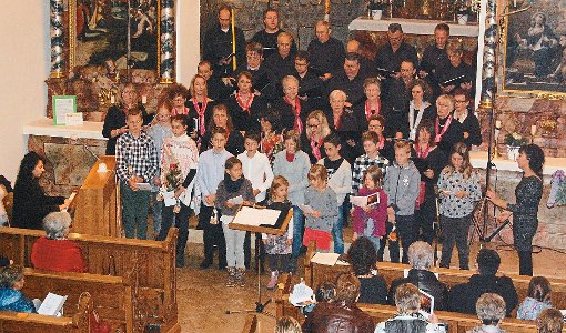 Die Akteure  des Adventskonzerts haben sich   im Chorraum der Roßwanger Kirche aufgestellt und singen gemeinsam.   Foto: Hahn Foto: Schwarzwälder-Bote