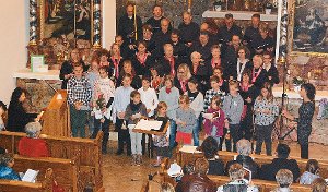 Die Akteure  des Adventskonzerts haben sich   im Chorraum der Roßwanger Kirche aufgestellt und singen gemeinsam.   Foto: Hahn Foto: Schwarzwälder-Bote