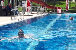 Die ersten Frühschwimmer haben am Eröffnungstag im Sofienbad ihre Bahnen gezogen.  Foto: May