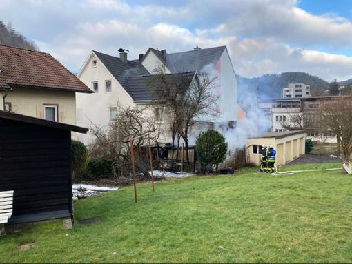Am Freitag hat ein brennender Schopf in Schramberg für einen Großeinsatz von Feuerwehr, Polizei und Rettungskräften gesorgt. Foto: Wegner