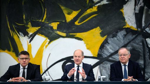 Bundeskanzler Olaf Scholz (SPD) äußert sich gemeinsam mit Hessens Ministerpräsident Boris Rhein (CDU) und Niedersachsens Ministerpräsident Stephan Weil (SPD). Foto: dpa/Bernd von Jutrczenka