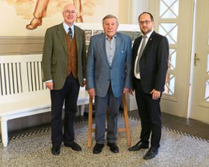 Wolf-Rüdiger Michel (von links) mit Günter Philipp und Oberbürgermeister Thomas Herzog Foto: Stadt Foto: Schwarzwälder Bote