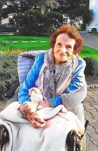 Theresia Schanz ist eine Zeitzeugin. Sie kann auch mit 102 Jahren noch lebhaft von Manöverbällen, Treibjagden und Theaterstücken in der Melchinger Linde erzählen. Foto: privat Foto: Schwarzwälder Bote