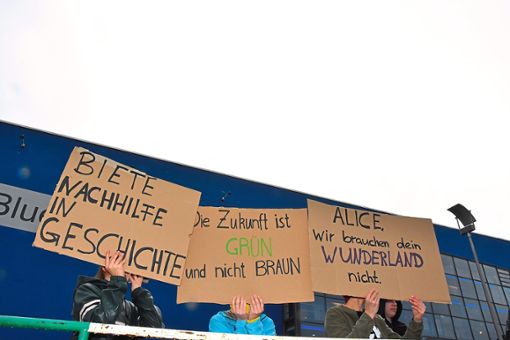 Der Vortrag der AfD Fraktionschefin Alice Weidel polarisierte Villingen-Schwenningen. Etwa 40 Demonstranten versammelten sich vor der neuen Tonhalle um gegen die Veranstaltung zu demonstrieren. Zum Artikel Foto: Spitz